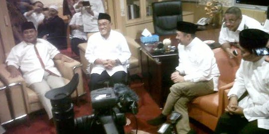Di DPP PKS, Prabowo lontarkan candaan mau bikin band