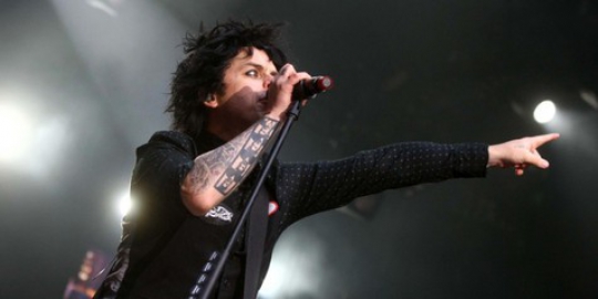 Billie Joe Armstrong selingkuh dengan band lain!