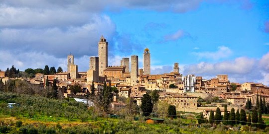 Langit teduh di atas kota menara San Gimignano