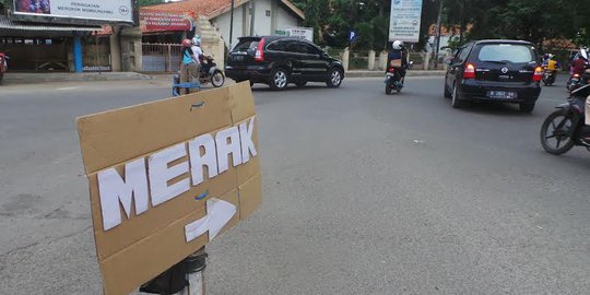 Rambu penunjuk arah di Serang terbuat dari kardus