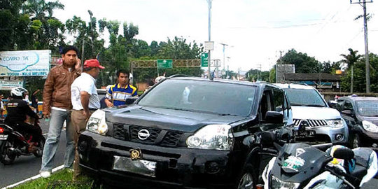 4 Mobil pemudik ringsek akibat tabrakan beruntun di tol Serang