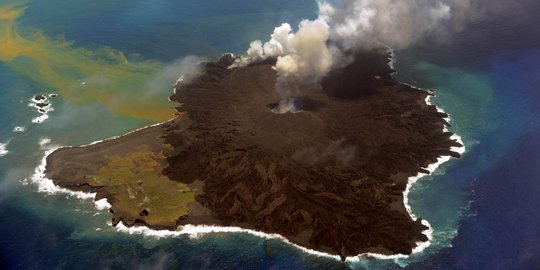 Dahsyatnya fenomena pembentukan pulau vulkanik baru di Jepang