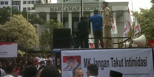 Ratusan pendemo gelar aksi dukung Prabowo-Hatta di MK