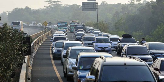 100 ribu kendaraan pemudik melintas di tol Jakarta-Cikampek