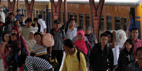 Ribuan pemudik dari Jakarta padati stasiun Rangkasbitung