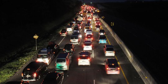 Arus mudik keluar Tol Cikampek ke Pantura padat merayap