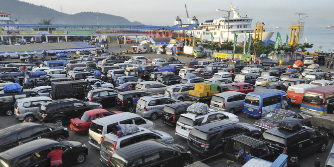 Pemudik bermobil antre 8 Jam sebelum naik kapal di Merak 