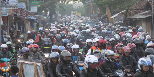 Jalur mudik motor di Karawang macet parah!