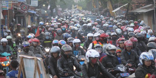 Ribuan pemudik motor padati jalur alternatif Cikalong Karawang