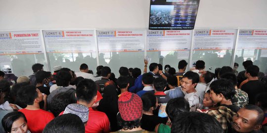 Pemudik keluhkan sistem online pembelian tiket KA