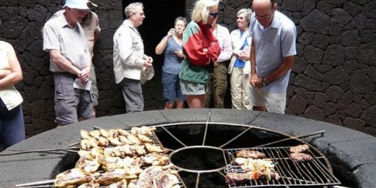 Restoran ini sajikan BBQ di atas panas gunung berapi aktif