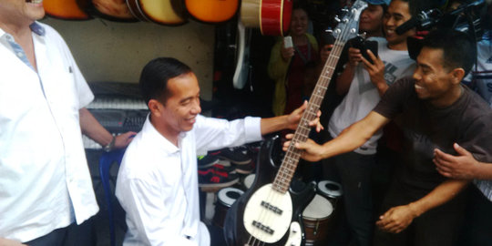 Blusukan ke toko musik di Pasar Kliwon, Jokowi jajal bas 