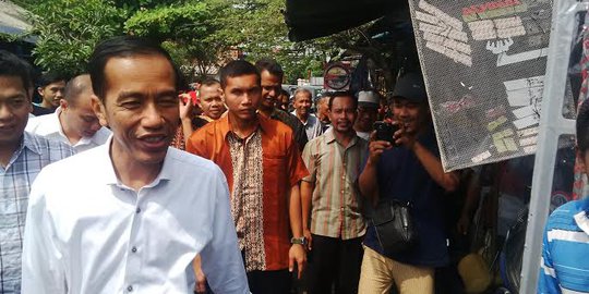 4 Aksi blusukan Jokowi di Solo jelang lebaran