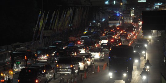 Pasar tumpah perparah kemacetan di jalur Puncak