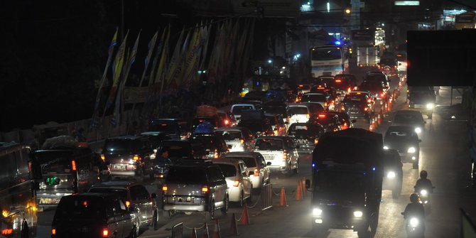 Pasar tumpah perparah kemacetan di jalur Puncak  merdeka.com