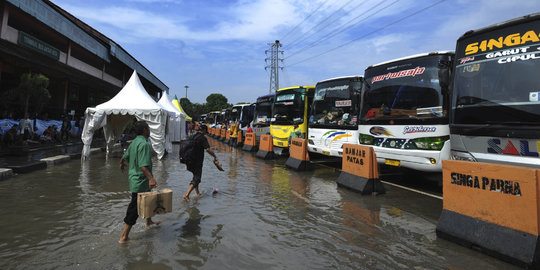 Jelang Lebaran, Terminal Kampung Rambutan banjir