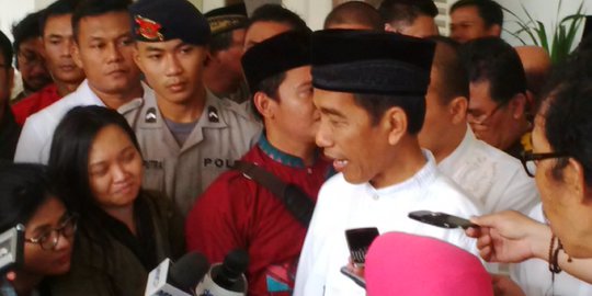 Ditanya rencana silaturahmi ke Prabowo, Jokowi senyum-senyum