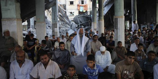 Nestapa warga Gaza salat Id di masjid bekas serangan Israel