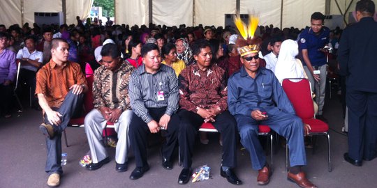 Baju kotak-kotak sampai topi adat Papua ramaikan open house SBY