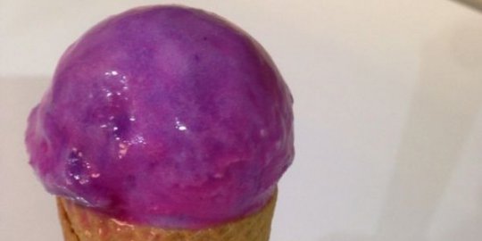 Es krim bunglon yang bisa berubah warna saat meleleh