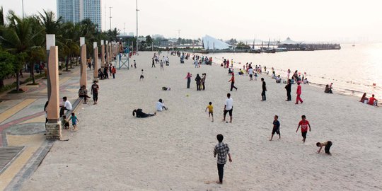 Hari kedua Lebaran, Pantai Karnaval Ancol diserbu warga