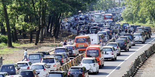 Hari kedua Lebaran, lalu lintas ke Puncak macet parah