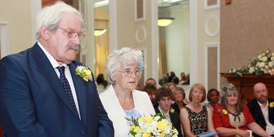 Pasangan manula di Inggris menikah setelah tunangan 42 tahun