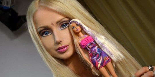 Gadis Barbie asal Ukraina beri dukungan pada Vladimir Putin