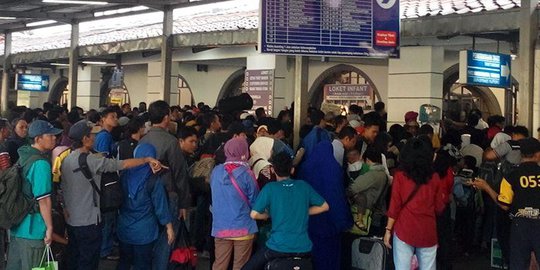 H+2 Lebaran, ratusan calon penumpang padati Stasiun Senen