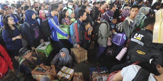 Ribuan calon penumpang geruduk Stasiun Solo Balapan