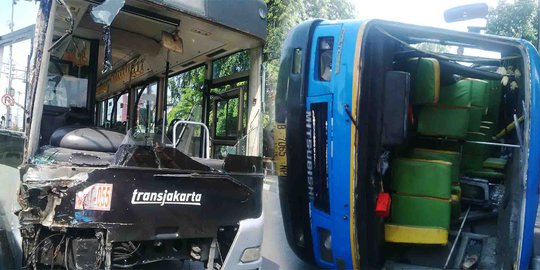 Ini Transjakarta dan Kopaja yang tabrakan di Jalan Gunung Sahari