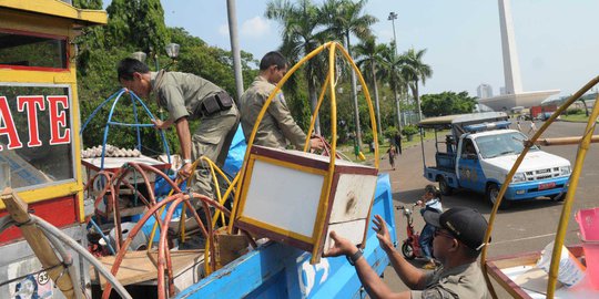 Aksi Satpol PP tertibkan PKL di Monas