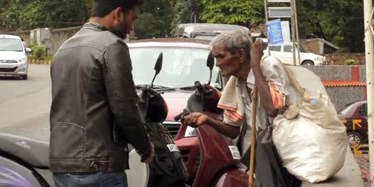 Pesulap India ini bikin tersenyum para tunawisma lewat aksinya