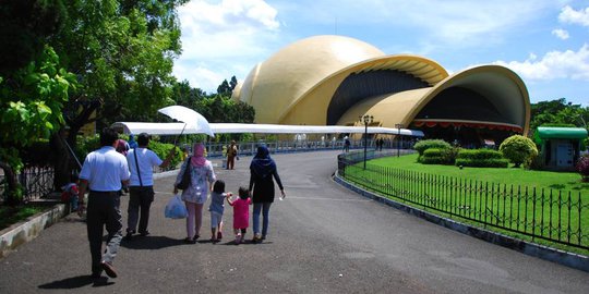 Belajar budaya Indonesia, turis Jerman kunjungi TMII