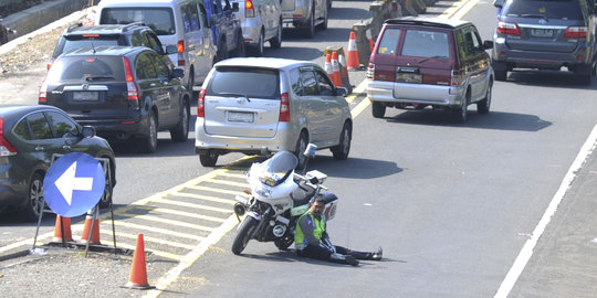 Jalur Puncak macet total, pengendara matikan mesin