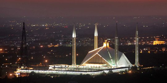 Menelusuri indahnya Masjid Faisal saat malam hari