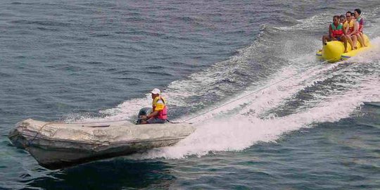 Baju kapten nyangkut di persneling, banana boat tabrak wisatawan