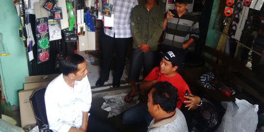 Ini aksi Jokowi temui pengayuh becak dan buruh gendong di Solo