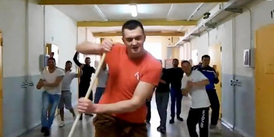 Tahanan di Italia buat video menyanyi lagu 'Happy' di penjara