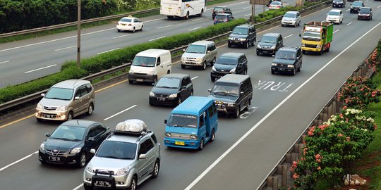 Kendaraan pemudik mulai memasuki Jakarta