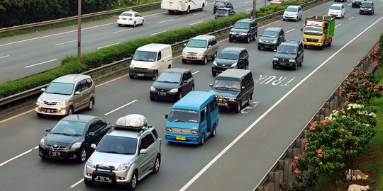 Tol Cipularang arah Jakarta padat