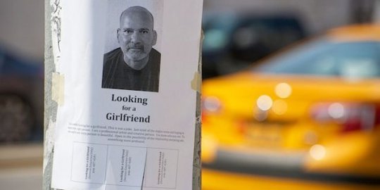 Cari pacar, pria ini sebar poster dirinya di seluruh New York