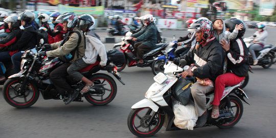 Jalan jalan di Karawang  terus dipadati pemudik sepeda 