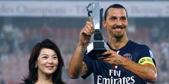 Ibrahimovic terima trofi MVP di Piala Super Prancis