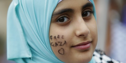 Di tengah doa Paus, gadis cantik ini gelar aksi solidaritas Gaza