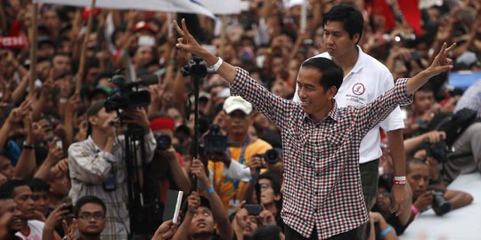 Jokowi halal bihalal dengan artis pendukung konser salam 2 jari