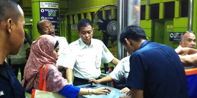 Di Kereta Ekonomi Panataran Dirut PT KAI Jonan tertidur 