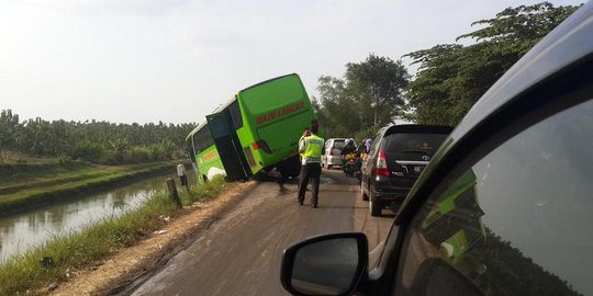 Sopir ngantuk, bus Maya Raya terjun ke sawah di Cianjur