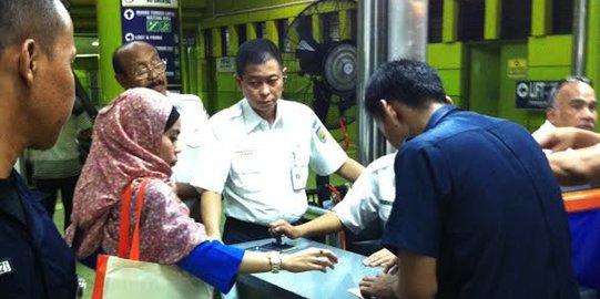 Kisah Dirut PT KAI Jonan berjam-jam ikut periksa tiket di Gambir