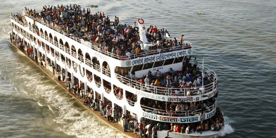 Feri Bangladesh terbalik dengan 200 penumpang di dalamnya